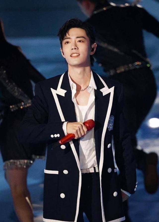 肖战沸腾之夜:手拿红色话筒唱《竹石》全开麦,另一首歌词好应景_舞台