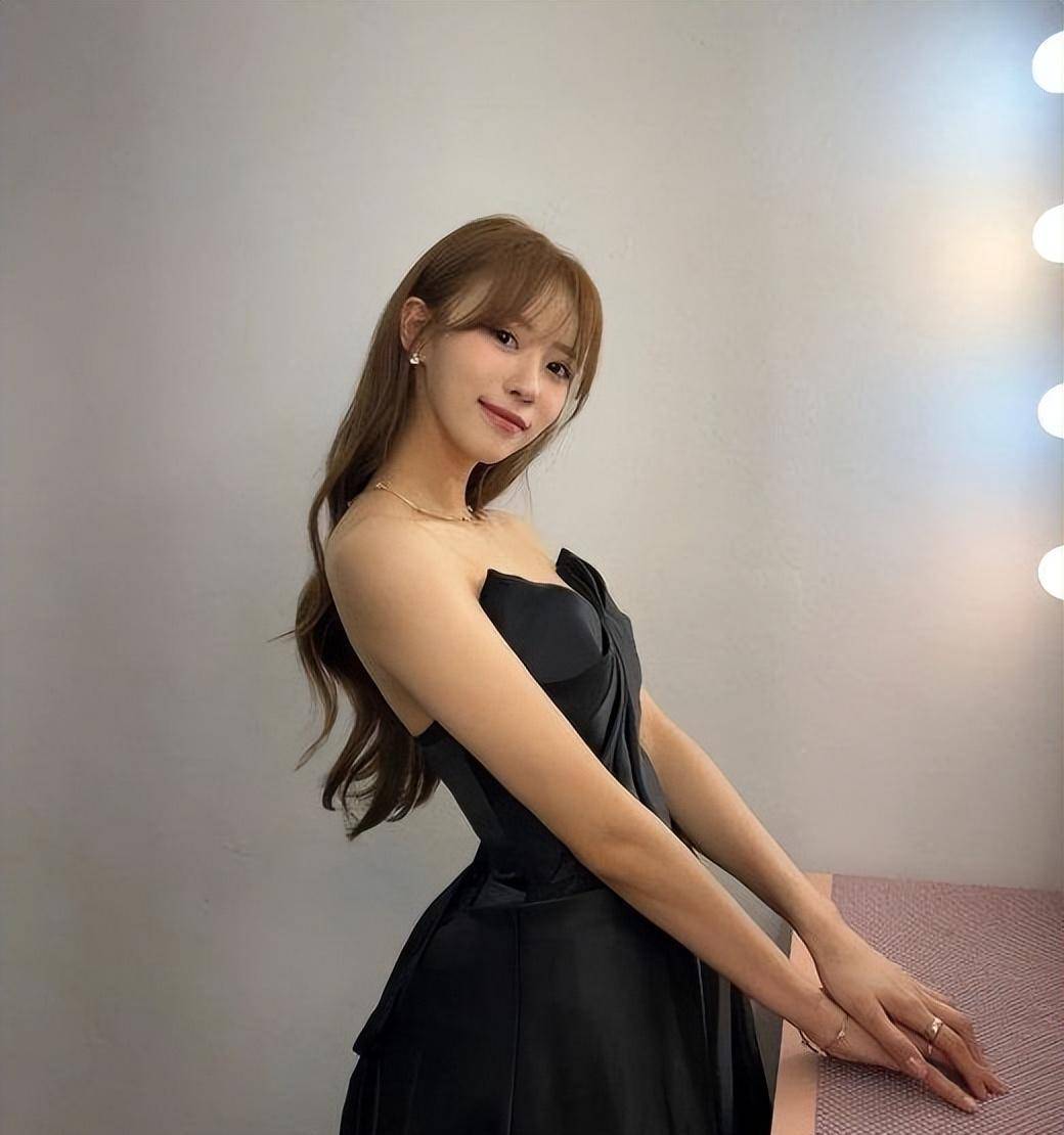 国外女爱豆李美珠晒"百想礼服",身材吸睛_韩娱_照片_节目