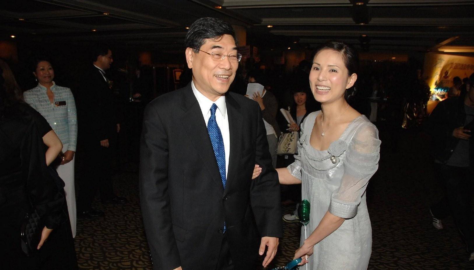 为富商隐退十年,如今再出山接受众人吐槽_李若彤_郭应泉_大会