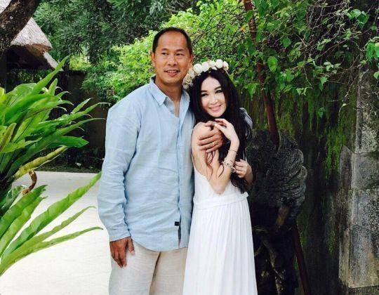 温碧霞发布的一张张温馨的照片记录了与老公在一起的点点滴滴,从结婚