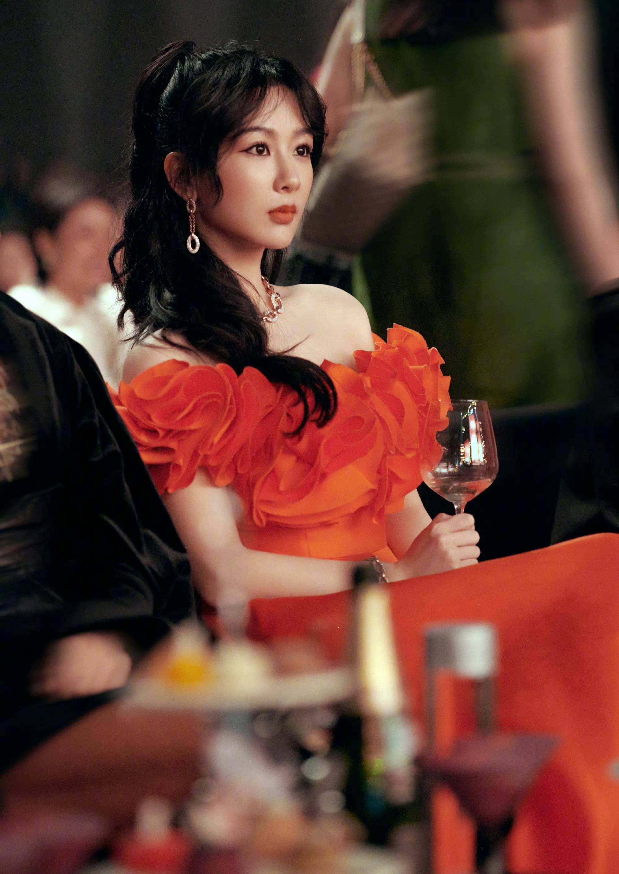 时尚芭莎红毯:赵丽颖的背影,唐嫣的美腿,人鱼迪丽热巴,谁是最美的