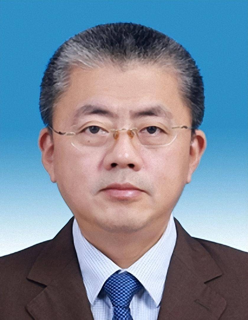 汉族,1966年4月生,海南海口人,1988年7月在海南省外事办参加工作,历任