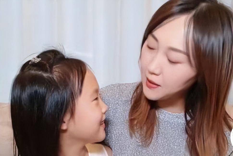 李枫:嫁初恋男友,婚后生两个女儿,一家四口其乐融融_张蕾_辽宁电视台