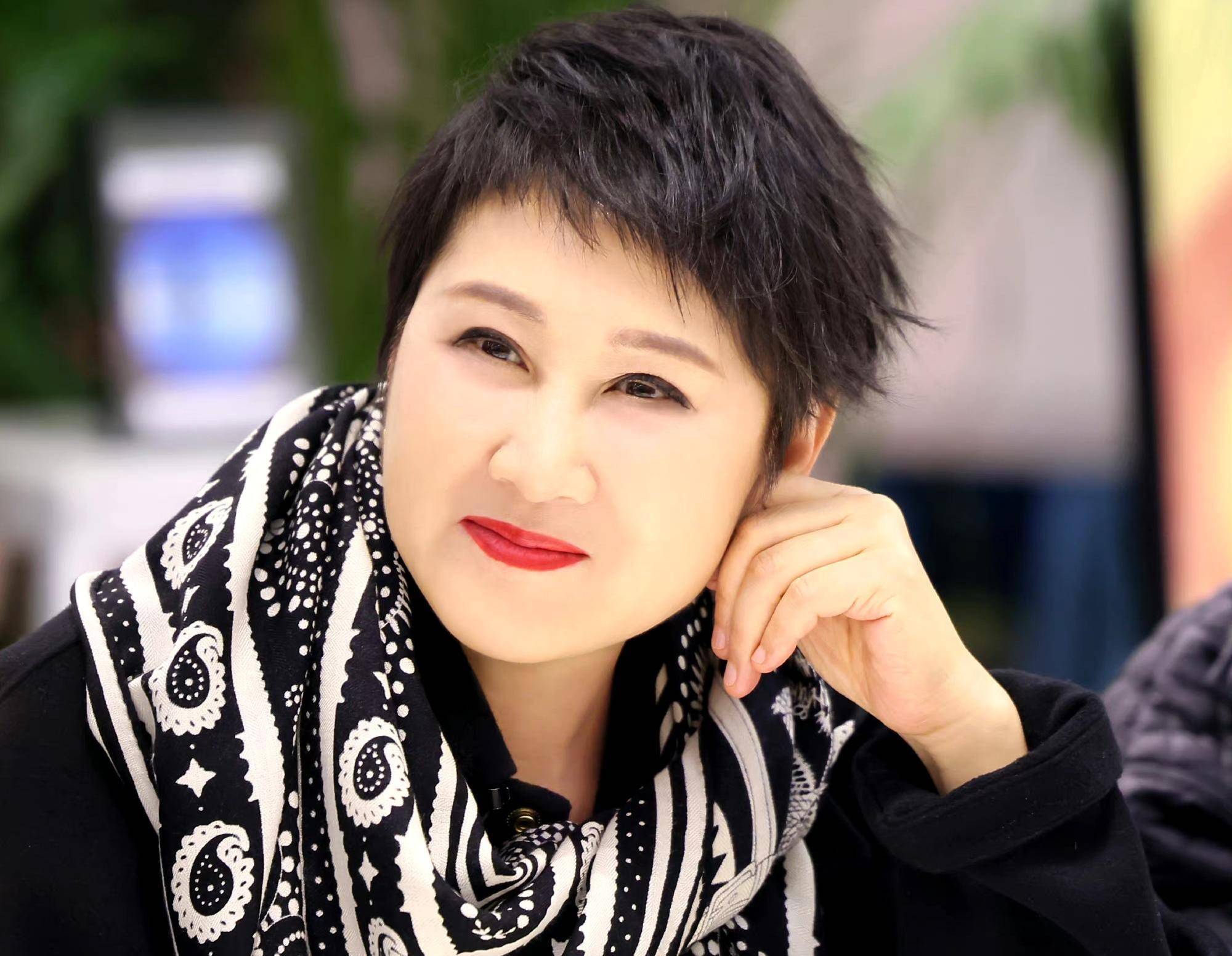 没想到这样的艺人也开始给女儿铺路,带着女儿参加这个综艺《妈妈你真