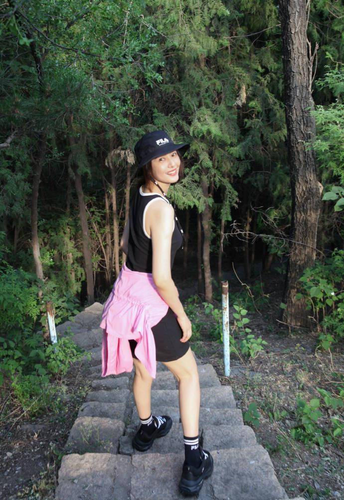 高圆圆穿百元背心裙爬山,美腿又细又长,素颜皮肤白皙甜笑如少女_带着