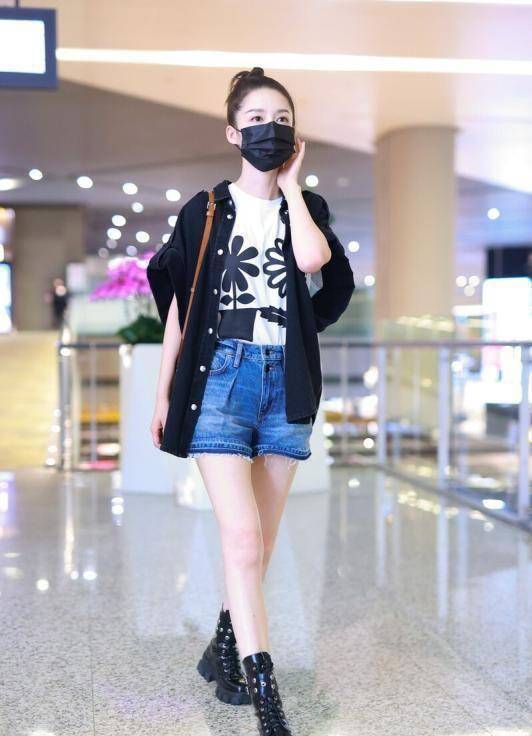 李沁的搭配就很赞,时尚减龄显气质_白色_牛仔_味道