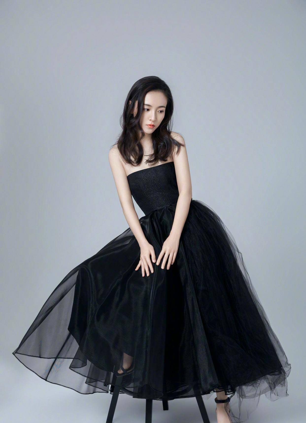 吴倩美得惊艳,穿露肩小黑裙,妩媚又动人_黑色_礼服_显得