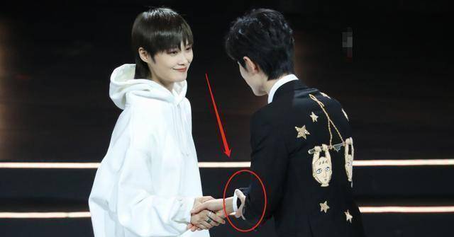 肖战台下跟李宇春握手,注意到他的肢体语言,懂不懂感恩一目了然_动作