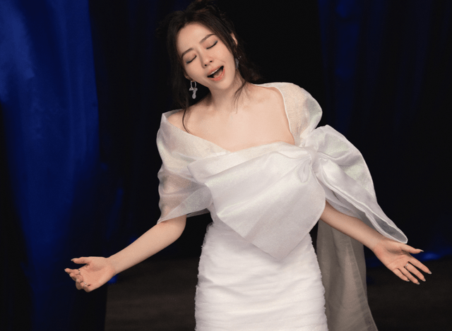 张靓颖《潮光》拍摄花絮曝光,在深海举起巨石差点砸到鱼尾巴_海底世界