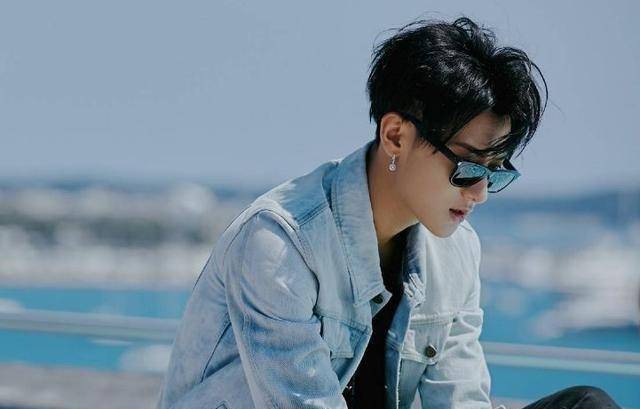 吴世勋是她"男友",鹿晗是她师父,如今黄子韬又成她上司?