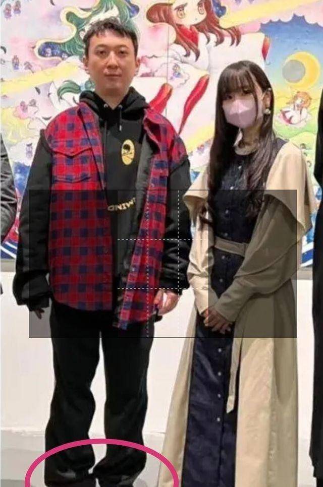 王思聪又高调炫富,穿220万潮鞋合影美女画家,气质却一言难尽_服装