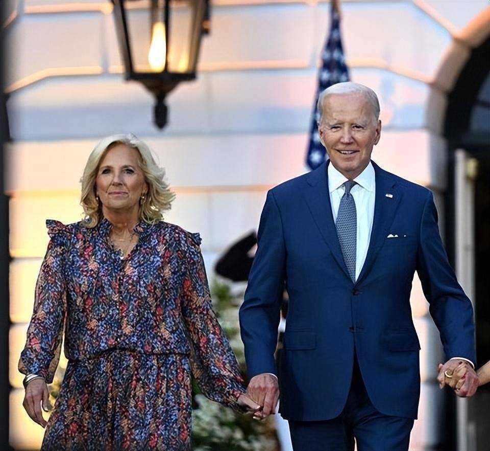 而拜登这么双手搂抱着伊娃,这动作确实有些过了,况且第一夫人吉尔还在