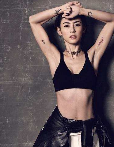 跟杨幂一样,杨颖angelababy右脚也有个小花图案的纹身,只不过在脚背