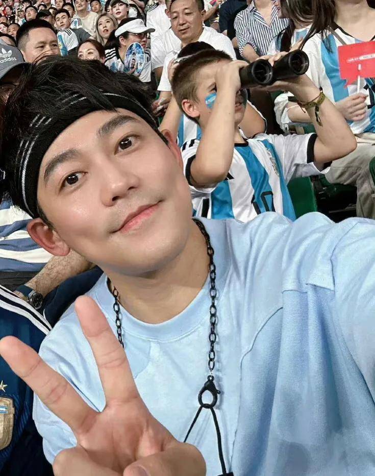 霍思燕带儿子嗯哼看梅西比赛,母子同框表情同步似复制粘贴_网友_杜江