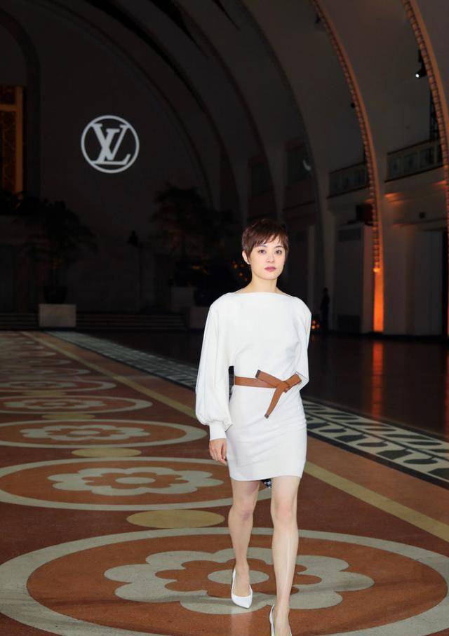 娘娘孙俪不一般,"水桶裙"穿出御姐范儿,邓超眼光真毒_气质_的设计