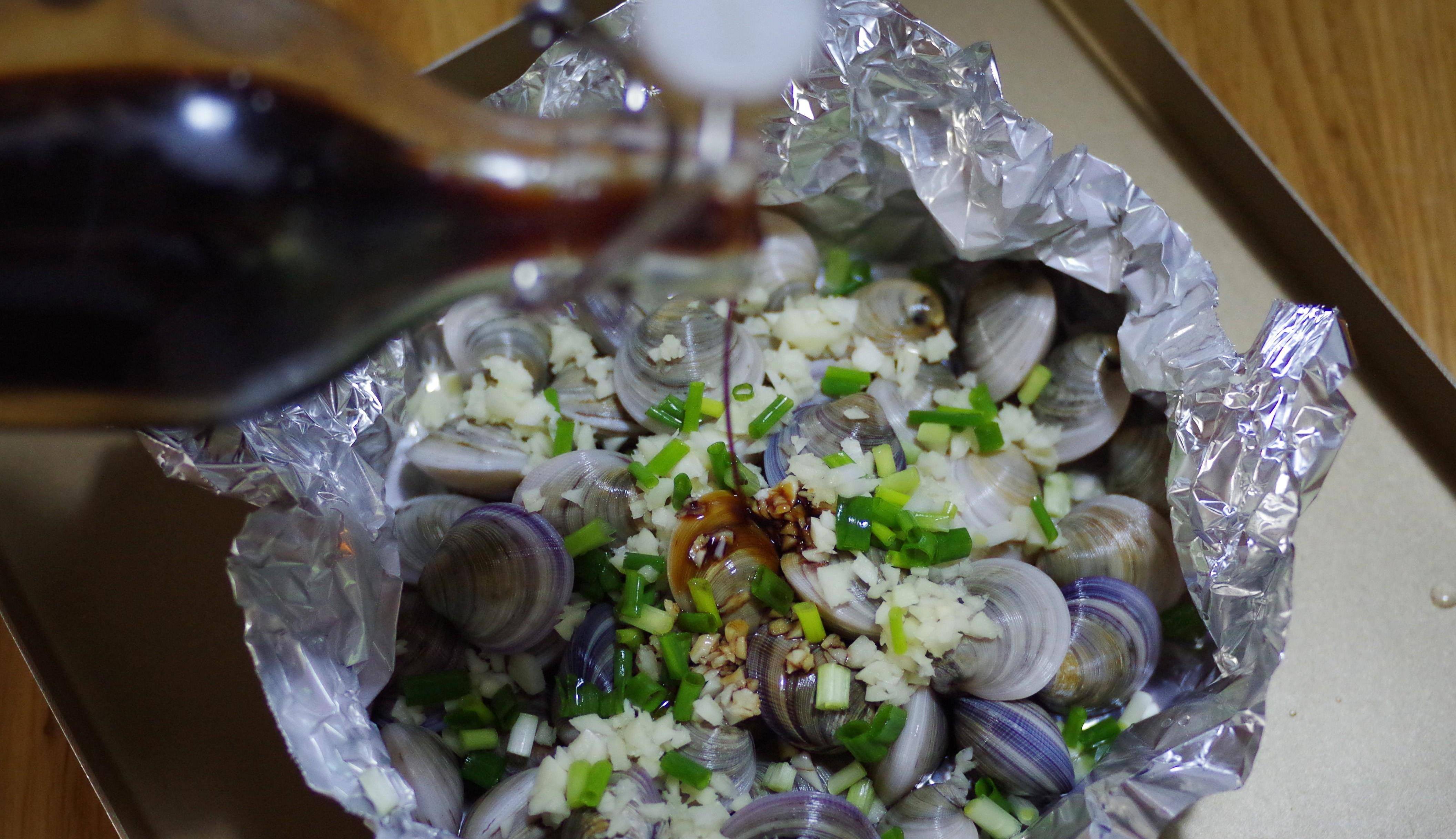 家常烤箱版烤蛤蜊,用这么好的蛤蜊来烤,能不鲜美吗?_步骤_锡纸_小葱