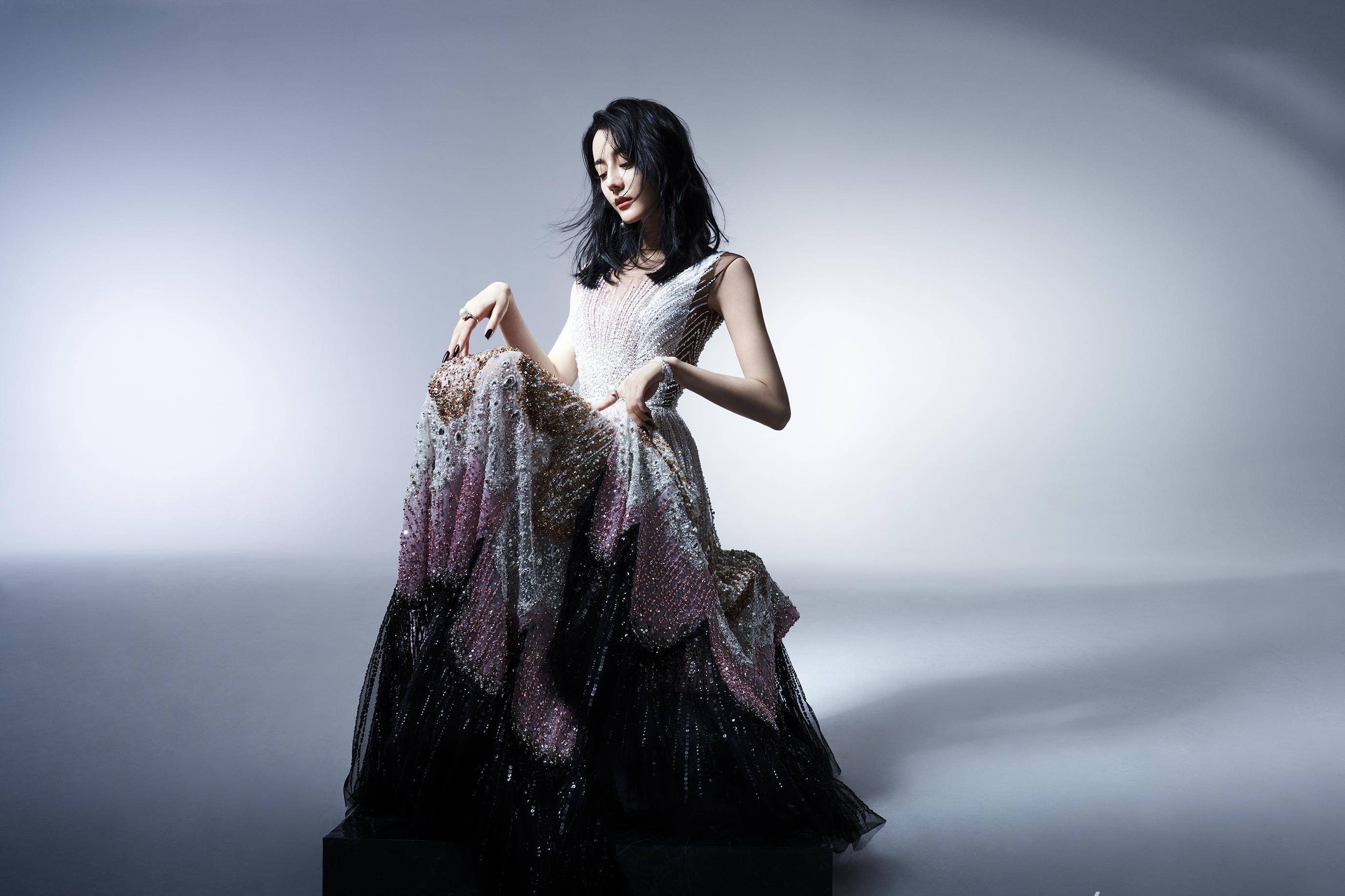 迪丽热巴登《费加罗》十月封面,贝壳抹胸宛若希腊女神,高级性感_来自