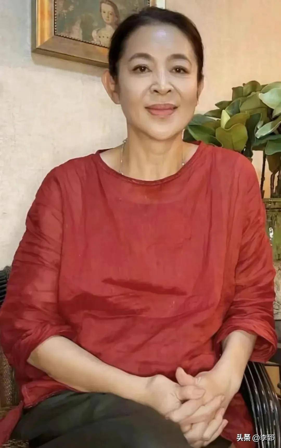 她通过视频与大家分享即将出演刘姥姥的消息时,就有营销号指出,倪萍脸