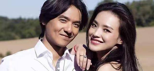 因为舒淇的感情之路实在是有些不顺,如今能够与男神冯德伦牵手共度