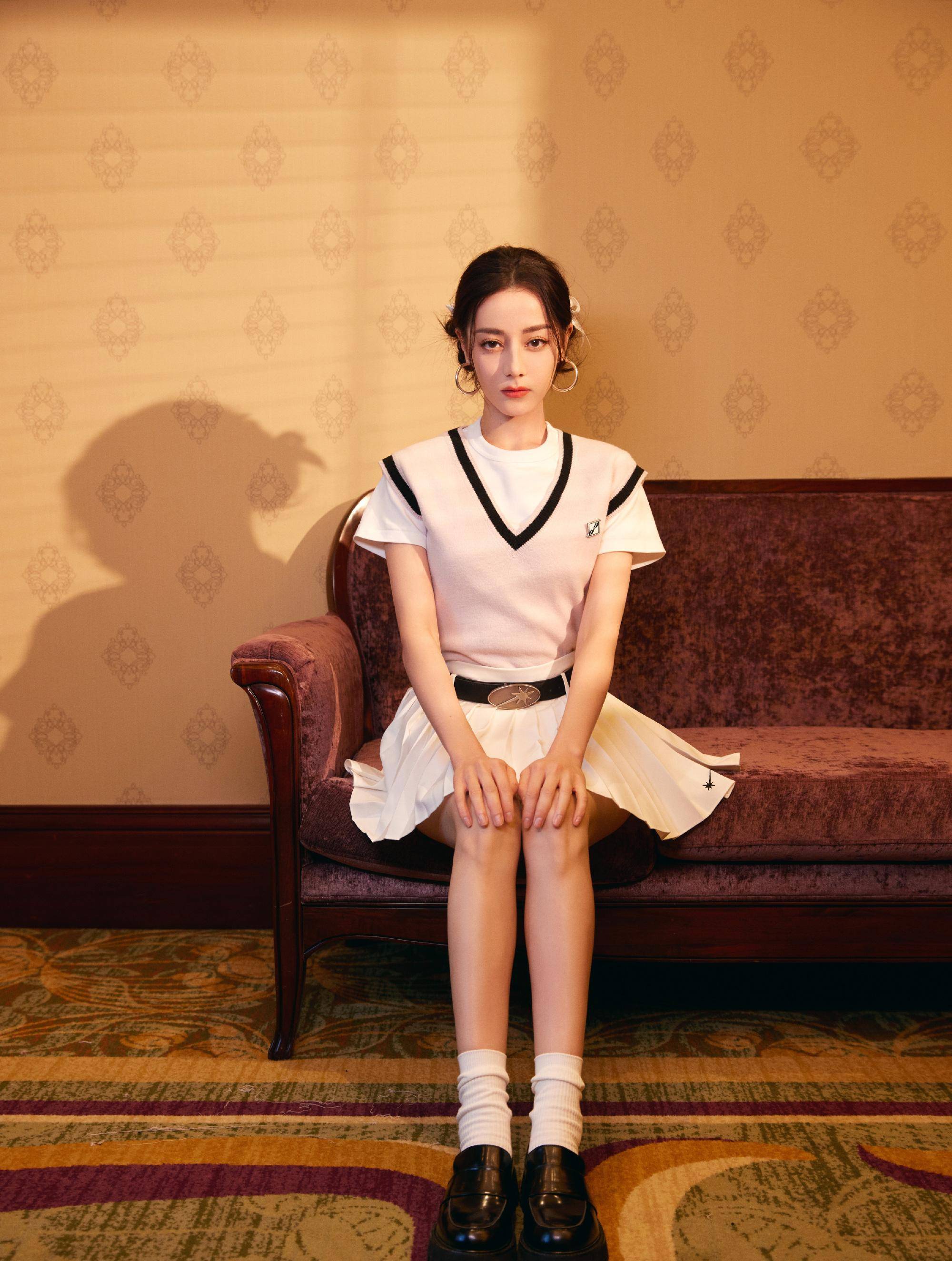 春天必备,学学迪丽热巴穿白色百褶裙,俏皮轻盈又好看_身材_粉色_背心