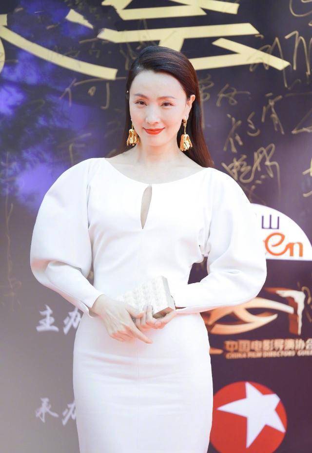 小陶虹亮相红毯,一袭夸张廓形长裙依旧美得惊艳,哪像47岁的人_设计
