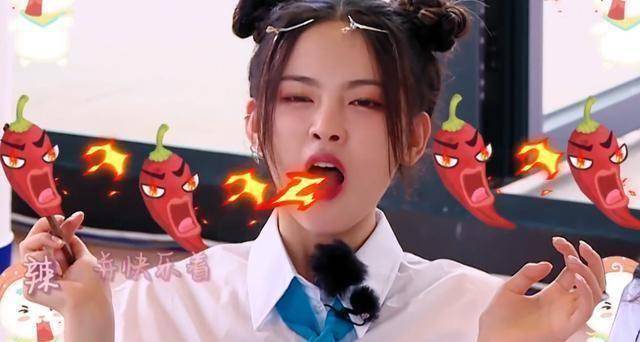 杨超越被辣到吸溜,谁注意她跟赵丽颖说话的方式,素质是装不出的_辣椒