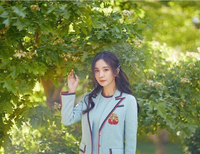 杨幂穿校服化身清纯小妹,大波浪披肩十分减龄,抛媚眼迷倒众人!