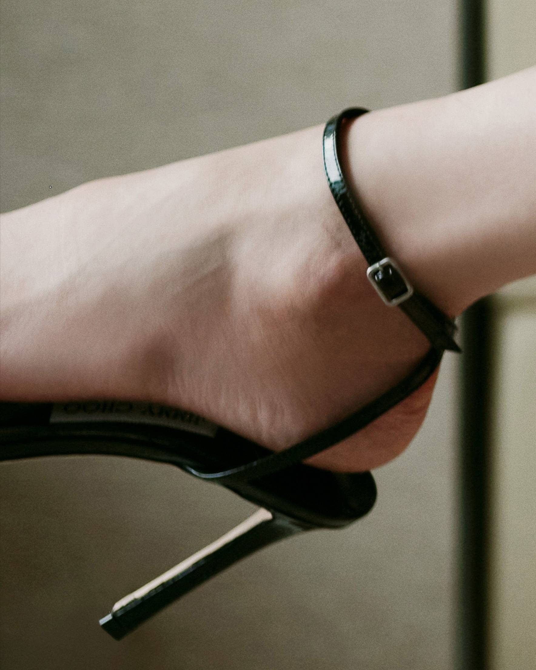 关晓彤-黑色抹胸流苏包臀裙-长腿玉足图片分享_身材_时尚_气质