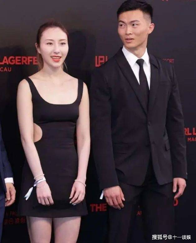 何超莲乘坐直升机回澳门,何超云与未婚夫同行,男方颜值不输窦骁_何猷