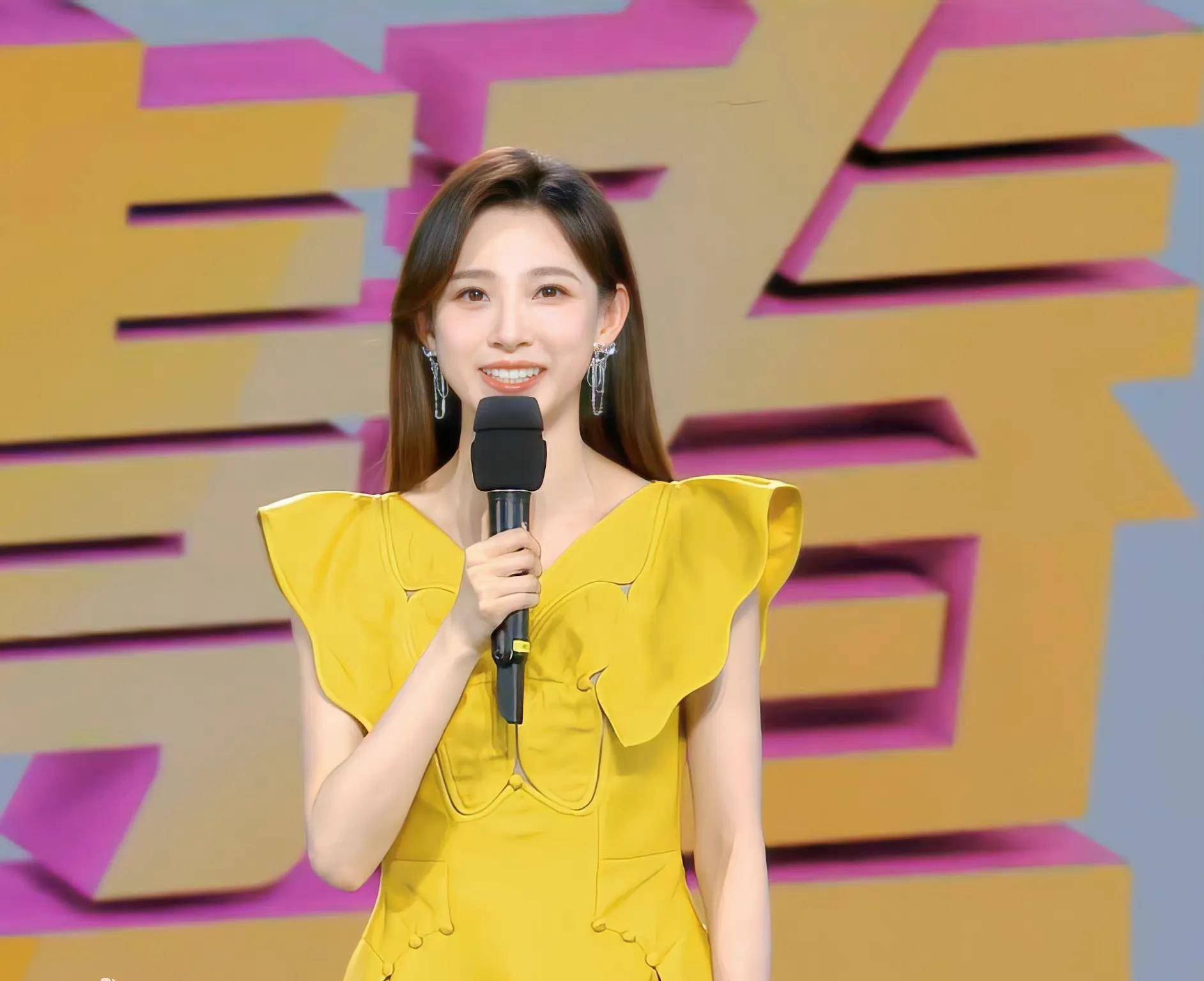 首先是主持人马凡舒下面,与大家一起领略一下五四青年节晚会上,众女星