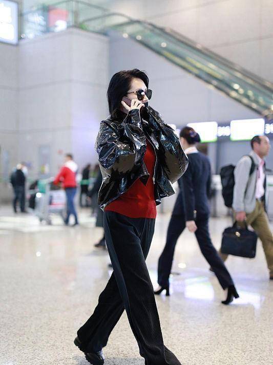 许晴穿皮衣配长裤,50多岁还跟小姑娘似的,穿着帅气又个性_显得_黑色