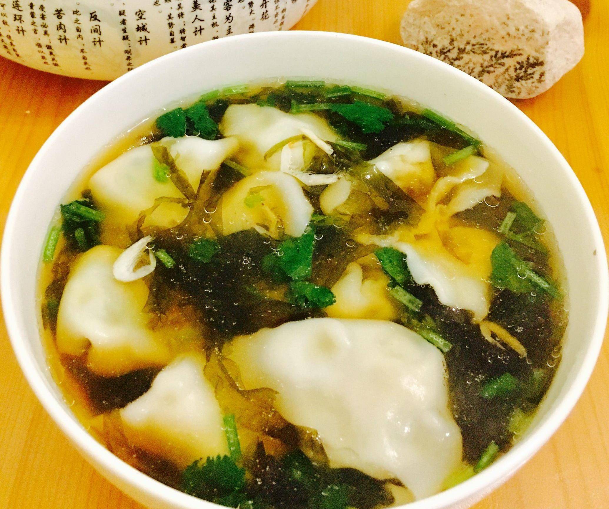 馄饨好吃离不开汤汁的搭配,如何调制简单美味的馄饨汤_紫菜_香菜_虾皮