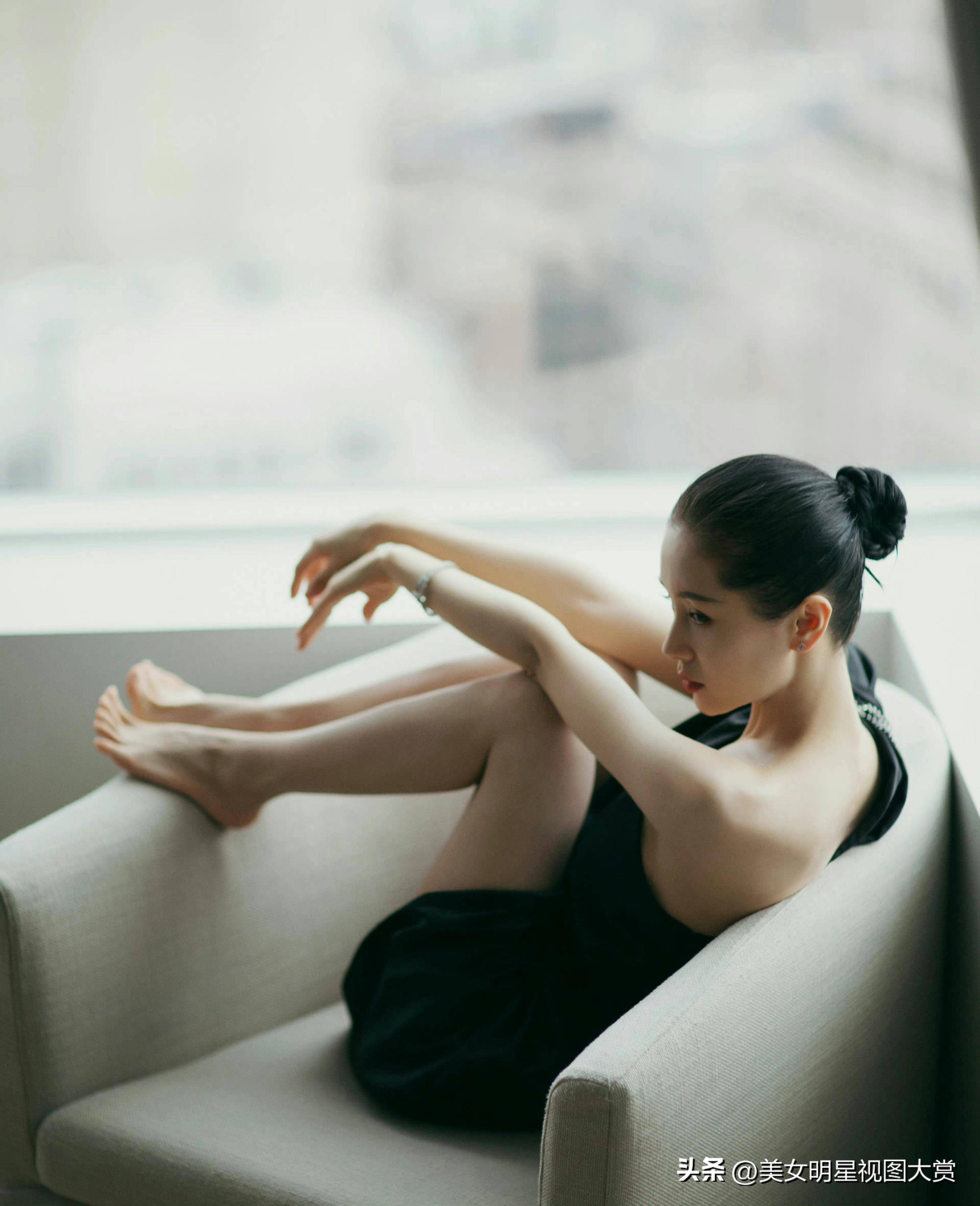 王子文黑色清凉套装半裸玉背·纤细玉腿·美白玉足图片分享_策划_魅力