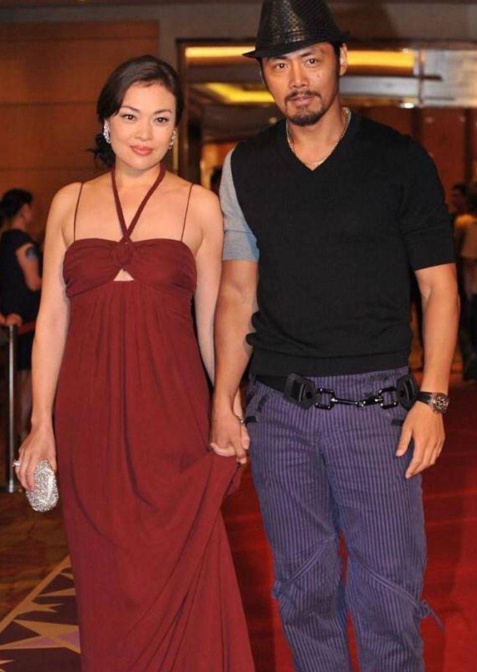 史可和老公走国外红毯,身穿白色缎面裙,高贵霸气,光头老公穿得像个