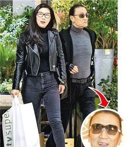 吃饭的时候,谢贤点了一大桌子菜,心情看上去非常不错,之前谢贤和女友