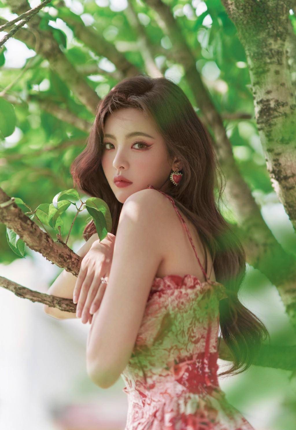 杨超越夏风微醺的温柔,红裙摇曳让人沉醉,夏日美景浪漫十足_时尚_照片