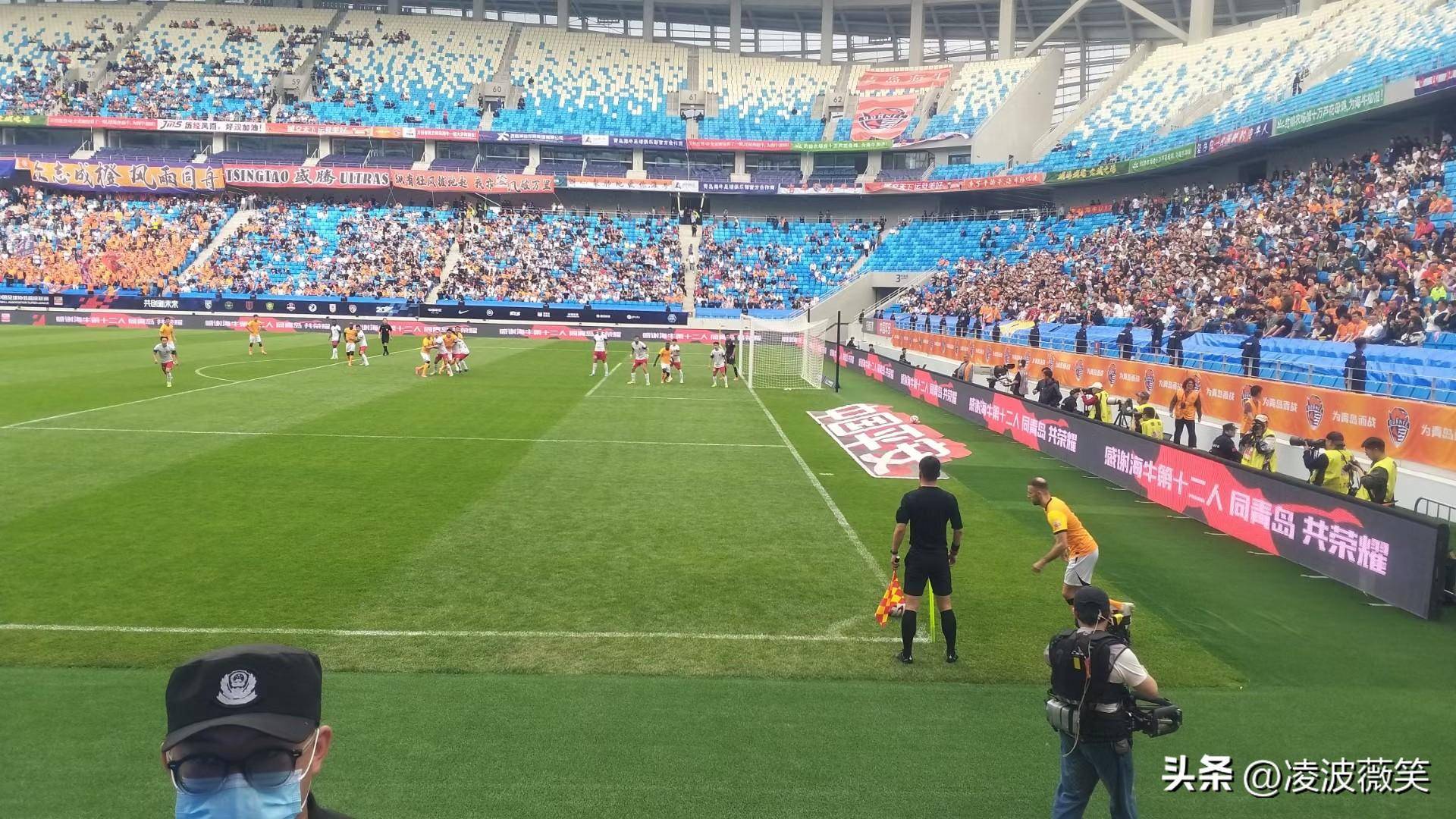 大连梭鱼湾足球场看台区保安,咱能不能别转身?