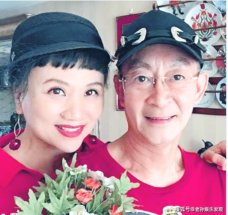 64岁六小龄童,近日发图庆祝结婚35周年,妻子显得年轻