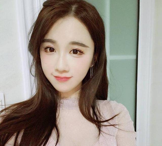 轩子巨2兔时隔一个月发布动态,晒图试新手机,粉丝:又成熟了不少_直播