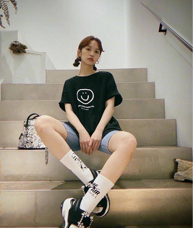 杨丞琳说她和李荣浩分开100天.她就像个结婚的少女_装饰_凉鞋_牛仔裤