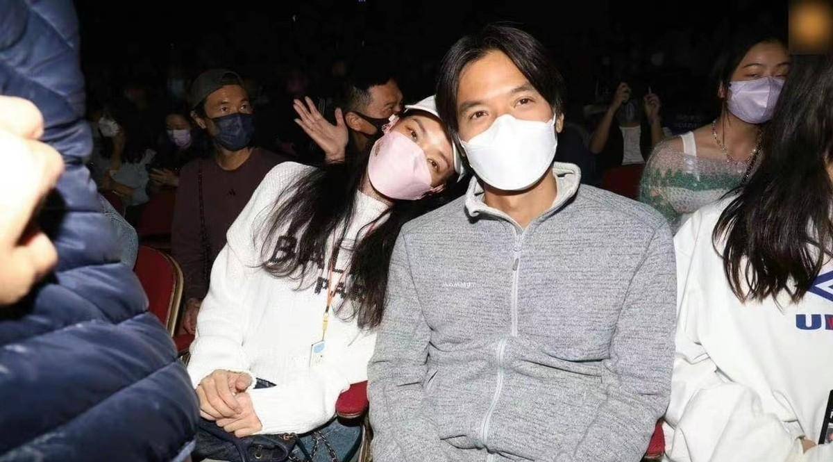 舒淇和老公好累好曲线,穿得随意却又散发着女人味,老公素颜也好帅