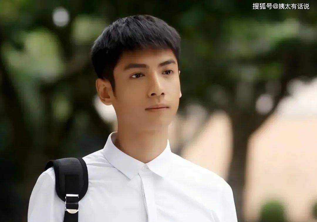 34岁的罗云熙瘦出新高度,五官与脸融为一体,网友直言看起来非常奇特