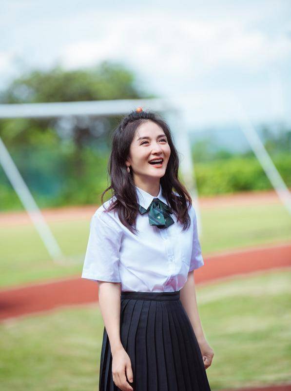 谢娜还是对jk裙下手,配墨汁袜穿,秀出这腿怕是女主持人中最细的_造型