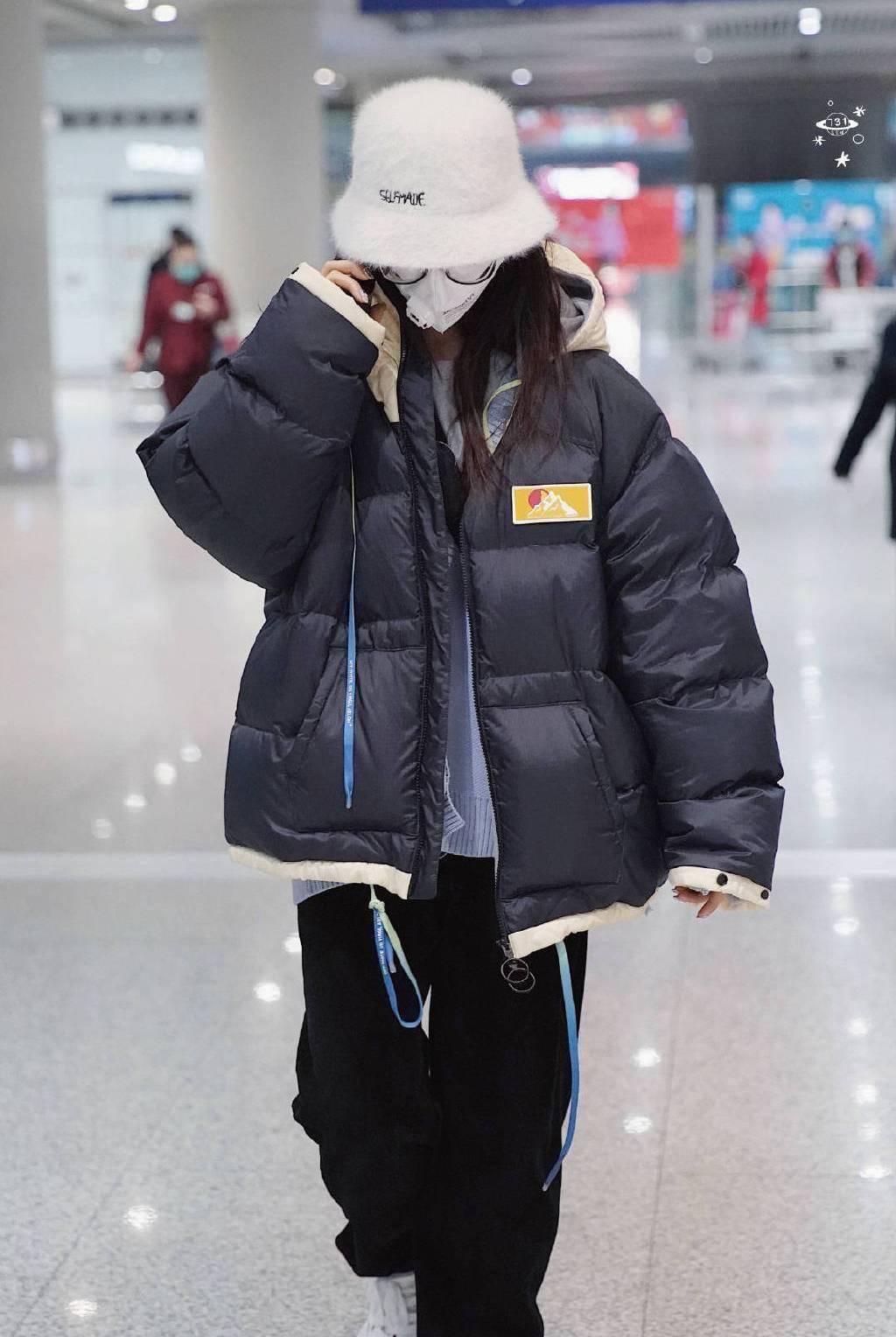 杨超越不要风度要温度,穿14750羽绒服走机场,果然颜值高任性_造型