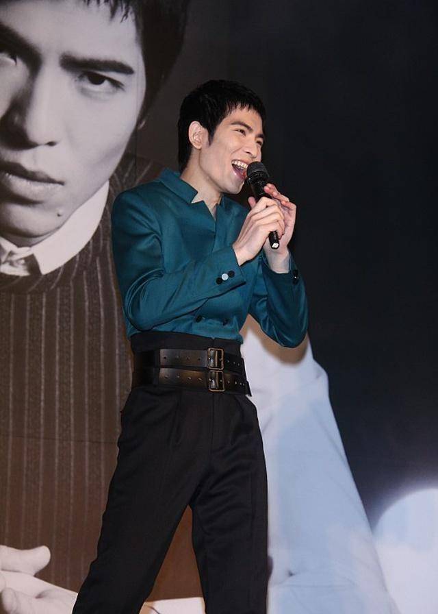 萧敬腾一拿话筒就下雨,这一连连的下雨事件到底是巧合还是灵异_网友