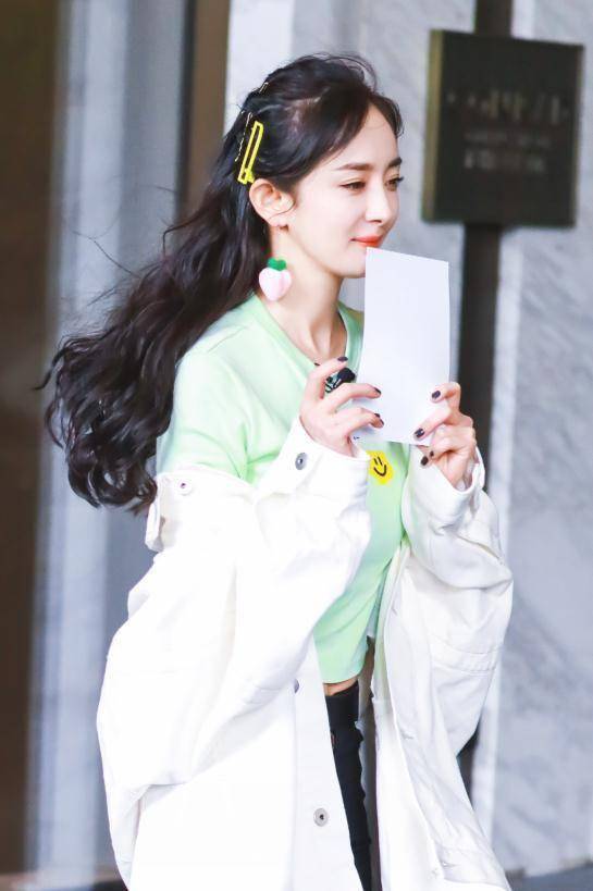 杨幂为好看穿露脐装,不料抬手的一瞬间,却暴露产后的后遗症_带着_好