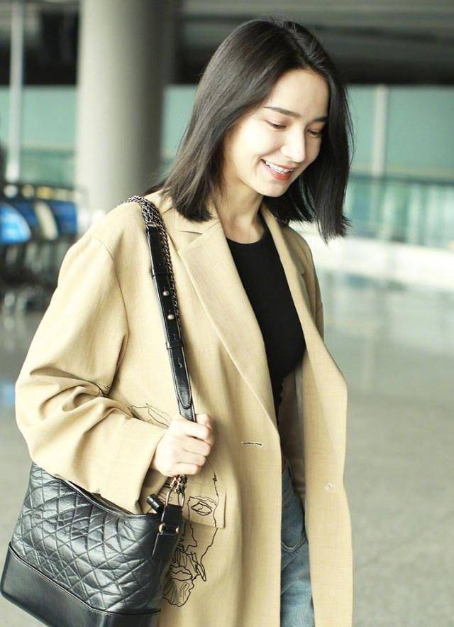 杨幂旗下艺人代斯,西装配牛仔裤走机场,恋情公开笑容幸福藏不住_设计