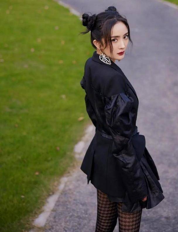 杨幂身穿西装裙梳丸子头,格子长袜"小鸟腿"太吸睛!_风格_女孩_身材