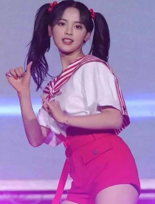 杨超越的"危险裤"有多炸?看她转圈圈那一刻,网友:这是女版蔡徐坤?