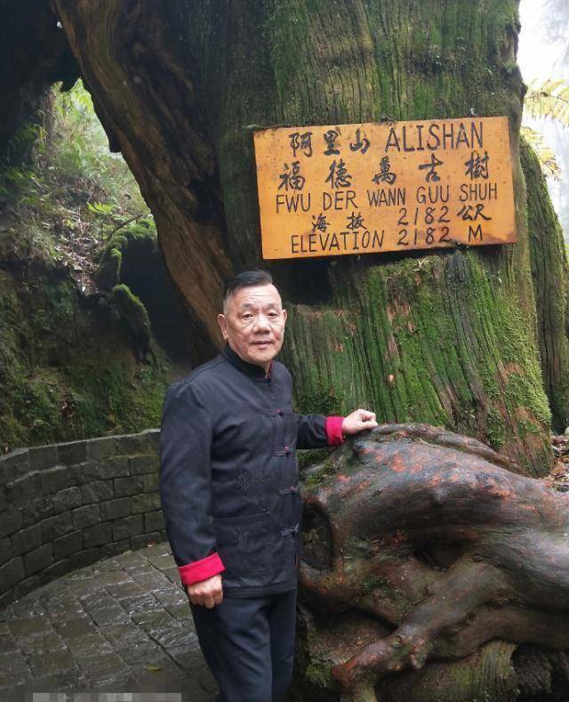 杨进明晒与郭德纲于谦等人合照,祝父亲节快乐一激动竟写错了字_陈寒柏